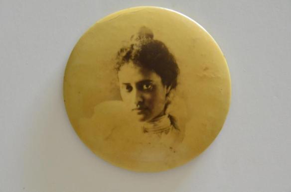 Kaiulani button